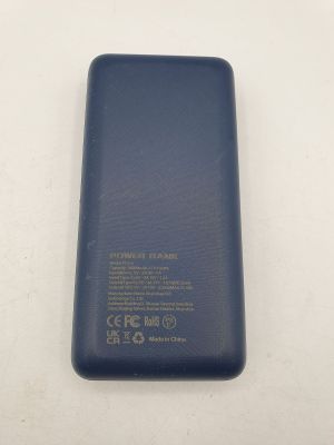 un gros plan d'un téléphone portable posé sur une surface blanche