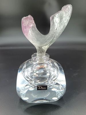 a clear glass vase with a pink flower on it