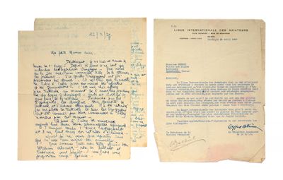 une vieille lettre écrite par un homme qui tient un bout de papier
