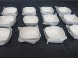 de nombreux bols blancs posés sur une table noire