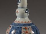 un vase bleu et blanc orné d'un motif rouge et blanc