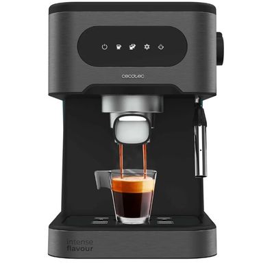 une machine à café noire avec une tasse de café devant elle