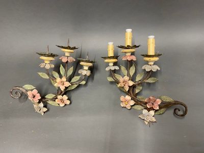 une paire d'appliques murales ornées de fleurs et de feuilles