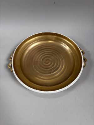 paire d'assiettes dorées et blanches avec des anses, posées sur un plateau blanc