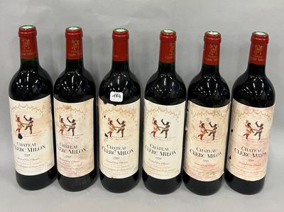 six bouteilles de vin rouge alignées sur une table