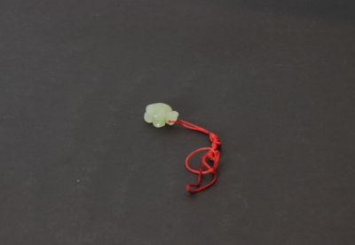 CHINE, XXème SIÈCLE Petit pendentif en serpentine formant un…