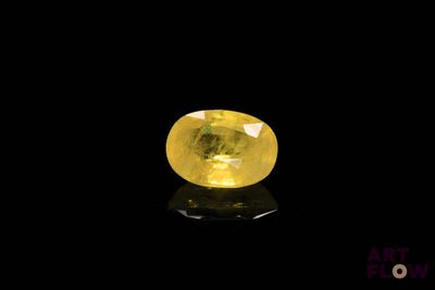 un saphir jaune sur un fond noir