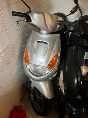 un scooter garé dans un coin de la pièce