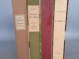 trois livres sont empilés sur une table