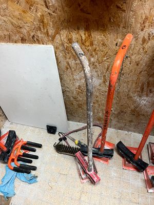 de nombreux outils qui traînent par terre dans la salle de bains