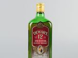 une bouteille de whisky posée sur une surface blanche