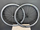 deux roues sont posées sur un carton