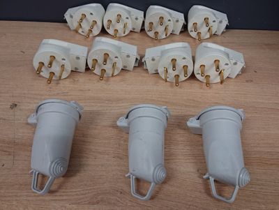 Lot de articles composé de: 8 Fiches 3P+T 32A à sortie latér…