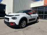 une voiture blanche garée devant un bâtiment