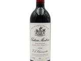 la bouteille de vin est posée sur une surface blanche