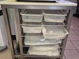 une photo d'une cuisine avec un micro-ondes posé sur un chariot
