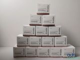 plusieurs boîtes empilées sur une table