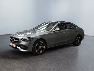 une Mercedes Classe S argentée garée dans une pièce blanche