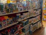 de nombreux jouets sont exposés sur les étagères du magasin, destinés à la vente