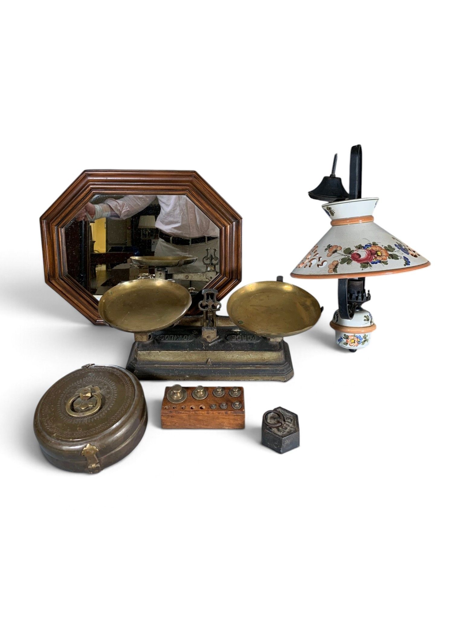 Mannette d'objets divers : miroir, lustre, balance et divers