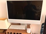 un écran d'ordinateur posé sur un bureau avec un clavier et une souris