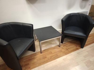 Paire de fauteuils club noirs et table basse carrée + Fauteu…