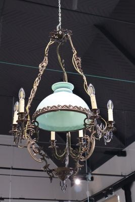 Suspension en laiton estampé et globe en opaline verte à tro…