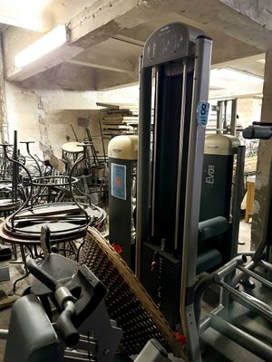 many machines that are sitting in a room