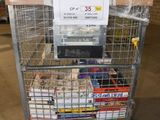 un chariot en métal sur lequel sont empilés de nombreux livres