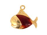 un pendentif en forme de poisson doré et rouge sur fond blanc