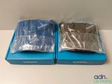 deux cartons contenant des chemises bleues et noires posés sur une table