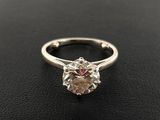 bague de fiançailles en or blanc ornée d'un diamant rond de taille brillant