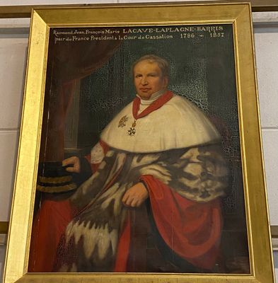 tableau représentant le portrait d'un homme vêtu d'une robe blanche et d'une cape rouge