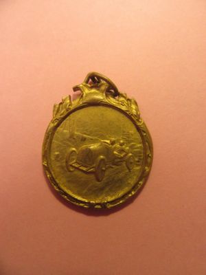 une image représentant une médaille d'or sur laquelle figure un cheval