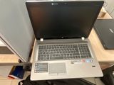 un ordinateur portable posé sur un bureau en bois