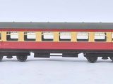 trois trains miniatures posés sur une surface blanche