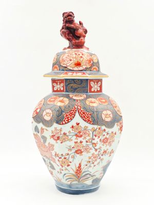 un vase surmonté d'un oiseau