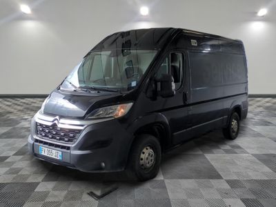 une camionnette noire garée dans une pièce