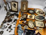 un plateau sur lequel sont disposés de nombreux objets anciens