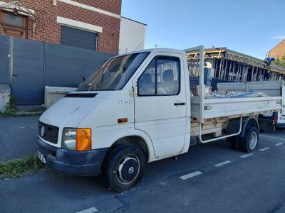 un camion blanc garé sur le bord de la route