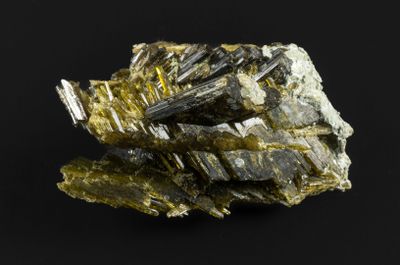 un gros plan d'un fragment de minéral sur une surface noire