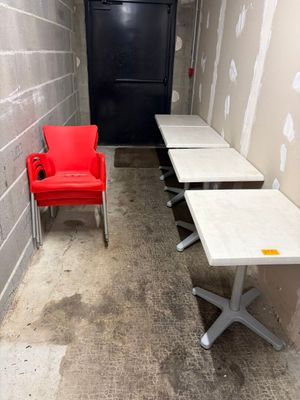 deux chaises rouges et une table blanche dans une pièce