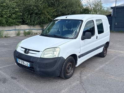 une camionnette blanche garée dans un parking