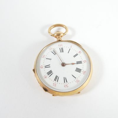 une montre de poche en or avec des chiffres romains sur le cadran