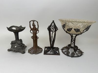quatre types différents de vases et de socles posés sur une surface blanche