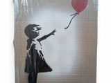 un tableau représentant une fillette tenant un ballon en forme de cœur rouge