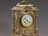 une horloge en or posée sur une table