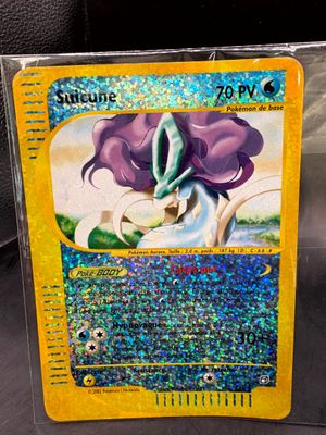 un gros plan d'une carte Pokémon sur laquelle figure une fleur violette
