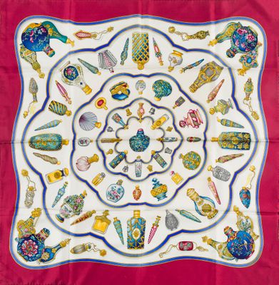 une photo d'un foulard carré sur lequel sont disposés divers objets