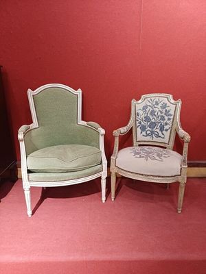 deux chaises assises l'une à côté de l'autre dans une pièce